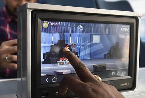 இந்தியாவின் உலகத்தரம் வாய்ந்த தேஜஸ் ரெயிலை முதல் பயணத்திலேயே நாசமாக்கிய பயணிகள்