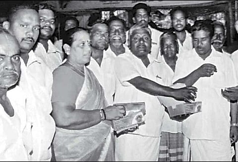 விழுப்புரத்தில் அ.தி.மு.க.வினர் பட்டாசு வெடித்து கொண்டாட்டம்