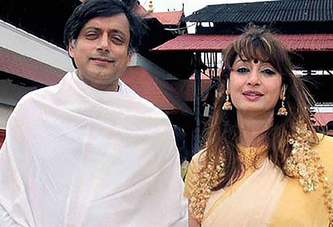 கோஸ்வாமி, ரிபப்ளிக் தொலைக்காட்சி மீது சசி தரூர் வழக்கு