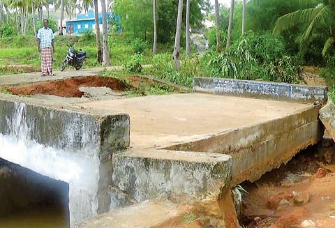 போக்குவரத்து துண்டிப்பு பாலாற்று வெள்ளத்தில் தரைப்பாலம் இடிந்தது