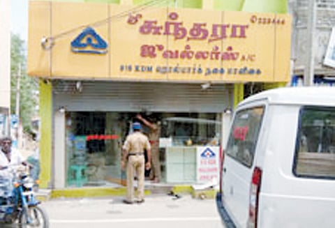 கடையின் கதவை உடைத்து 25 பவுன்நகை; 80 கிலோ வெள்ளிப்பொருட்கள் கொள்ளை