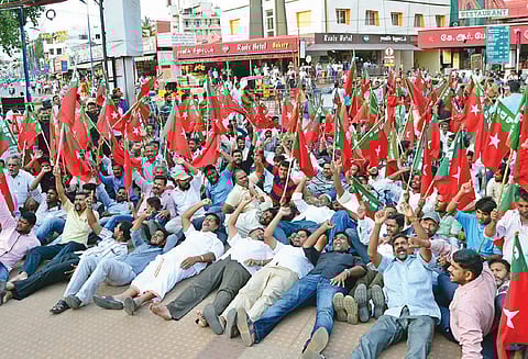 இறைச்சிக்காக மாடுகளை விற்க தடை விதித்ததற்கு எதிர்ப்பு: ரெயில் மறியலுக்கு முயன்ற எஸ்.டி.பி.ஐ. கட்சியினர் 175 பேர் கைது