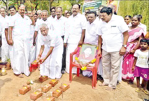 காவிரி ஆற்றின் குறுக்கே ரூ.5 கோடியில் புதிய பாலம் அமைச்சர் அடிக்கல் நாட்டினார்