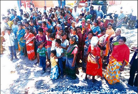 டாஸ்மாக் கடை அமைக்க எதிர்ப்பு தெரிவித்து பொதுமக்கள் முற்றுகையிட்டு போராட்டம்