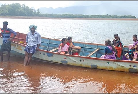 பேச்சிப்பாறை அணையை கடக்க படகில் பயணம் செய்யும் மலைவாழ் மக்கள்