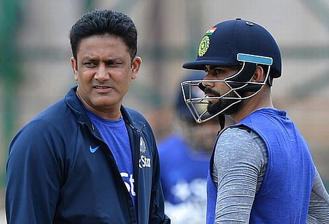 கும்ப்ளேவை அட்ஜஸ்ட் செய்து செல்வதாக கோலி கூறி உள்ளார்.