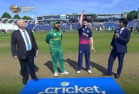 சாம்பியன்ஸ் கோப்பை அரையிறுதி: டாஸ் வென்ற பாகிஸ்தான் பந்து வீச முடிவு