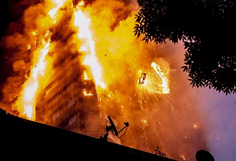 லண்டன் அடுக்குமாடி குடியிருப்பு தீ பிடித்து எரிந்ததில் பலர் உயிரிழப்பு