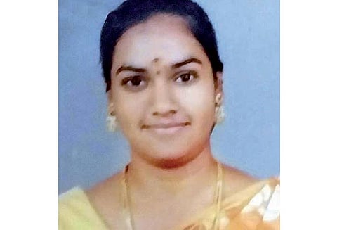 அண்ணன் முகத்தில் மிளகுபொடியை தூவி ஆசிரியை காரில் கடத்தல் 4 பேர் கைது