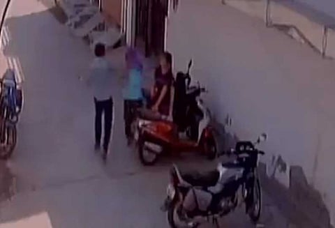 காதலை ஏற்காத காதலிக்கு பளார் பளார் என அறை வீடியோ