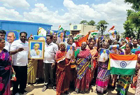 வாலாஜாபாத் அருகே காந்தி படத்துடன் மதுக்கடையை முற்றுகையிட்ட கிராம மக்கள்