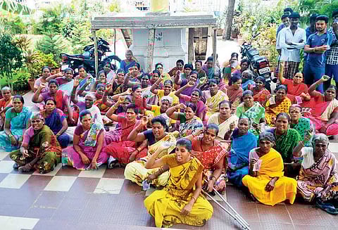 குடிநீர் பிரச்சினையை தீர்க்கக்கோரி திருத்தணி வட்டார வளர்ச்சி அலுவலகம் முற்றுகை