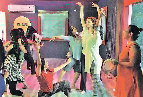 ஆடவைக்கும் ஆனந்த சிகிச்சை