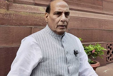 நடைபயிற்சி மேற்கொண்ட போது ராஜ்நாத் சிங்கிற்கு காலில் திடீர் லேசான எலும்பு முறிவு