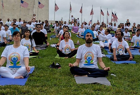 அமெரிகாவில் சர்வதேச யோகா தினம் கொண்டாடிய மக்கள்