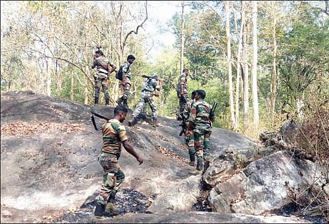பந்தலூர் அருகே கிராமத்துக்குள் துப்பாக்கியுடன் புகுந்த மாவோயிஸ்டுகள்