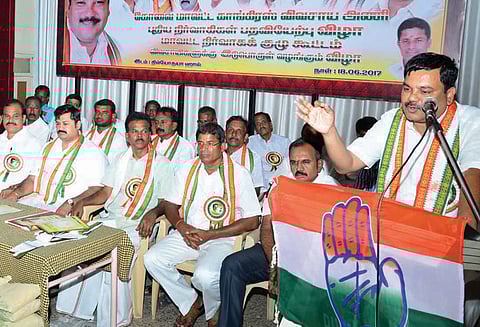 கடலில் வீணாக கலக்கும் தண்ணீரை சேமிக்கும் வகையில் தமிழகத்தில் புதிதாக அணைகள் கட்ட வேண்டும்