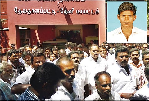 போலீசாருக்கு பயந்து தப்பியோடிய தொழிலாளி கிணற்றில் தவறி விழுந்து சாவு உறவினர்கள் சாலை மறியல்