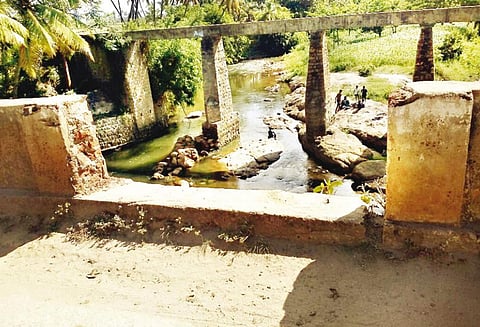 சேதமடைந்த முல்லைப்பெரியாற்று பாலத்தால் விபத்து அபாயம்