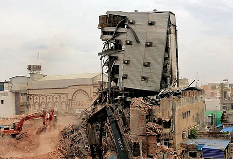 சென்னை சில்க்ஸ் கட்டிடத்தின் மீதமுள்ள பகுதியை இடிக்கும் பணி தீவிரம்