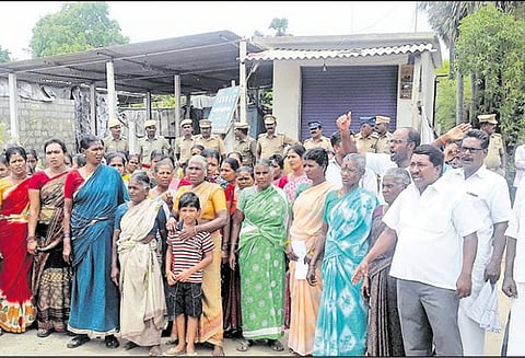 கும்மிடிப்பூண்டி அருகே மதுக்கடையை அகற்றக்கோரி பொதுமக்கள் முற்றுகை போராட்டம்