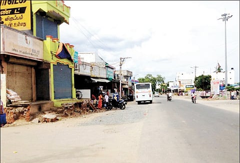 கடை மீது கல்வீசி தாக்கியவர்களை கைது செய்யக்கோரி வியாபாரிகள் கடை அடைப்பு போராட்டம்