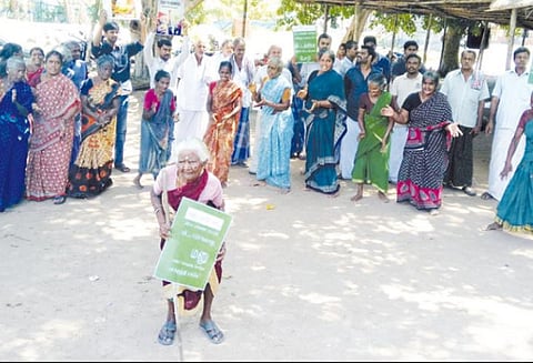 ஹைட்ரோகார்பன் திட்டத்தை எதிர்த்து நெடுவாசலில் பெண்கள் கும்மியடித்து போராட்டம்