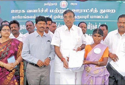 63 பயனாளிகளுக்கு பசுமை வீடு கட்டுவதற்கான ஆணைகள் அமைச்சர் வழங்கினார்