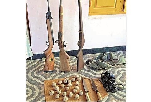 வேட்டைக்கு பயன்படுத்திய 3 நாட்டுத்துப்பாக்கிகள் பறிமுதல் வெடிபொருட்களும் சிக்கியதால் பரபரப்பு