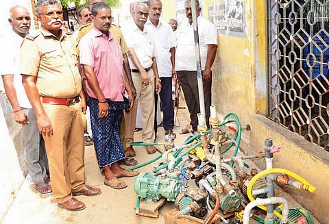 13 வீடுகளில் குடிநீர் இணைப்புகள் துண்டிப்பு மின்மோட்டார்களும் பறிமுதல்