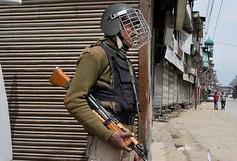 புல்வமா மாவட்டத்தில் மூன்று பயங்கரவாதிகள் சுட்டுக்கொலை