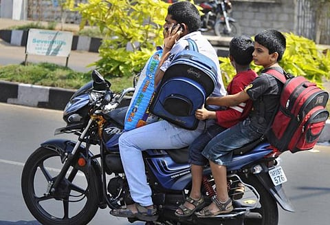 செல்போன் பேசியபடி வாகனத்தில் சென்றால் ‘லைசென்ஸ்’ ரத்து