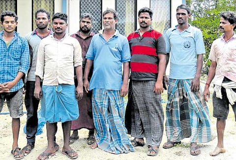 தமிழக மீனவர்கள் 24 பேர் சிறைபிடிப்பு இலங்கை கடற்படையினர் அட்டூழியம்