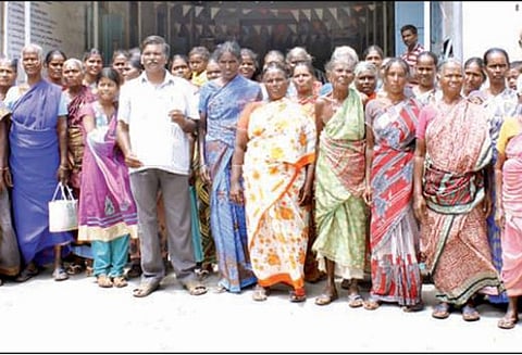 தாராபுரத்தில், குடிநீர் வழங்கக்கோரி ஊராட்சி ஒன்றிய அலுவலகத்தை முற்றுகையிட்ட பெண்கள்