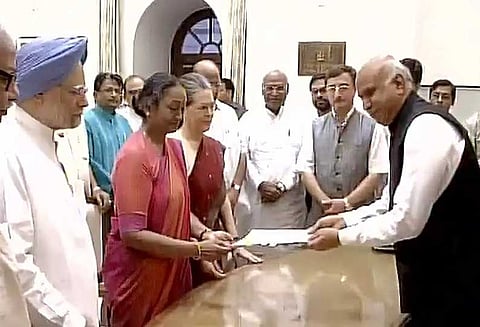 ஜனாதிபதி தேர்தல்: எதிர்க்கட்சிகளின் வேட்பாளர் மீரா குமார் வேட்பு மனு தாக்கல் செய்தார்