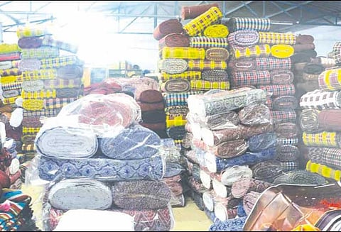 2-வது நாளாக விசைத்தறி தொழிற்கூடங்கள் மூடல் ரூ.50 கோடி ஜவுளிகள் தேக்கம்