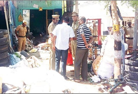 இரும்பு கடையில் குண்டு வெடித்து ஒருவர் பலி; 3 பேர் படுகாயம்