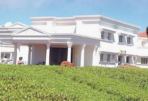 கோடநாடு எஸ்டேட்டில் பணிபுரிந்த கணினி ஊழியர் தற்கொலை