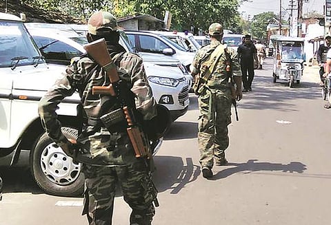 மேற்கு வங்க மதக்கலவரம் குறித்து கவர்னர் திரிபாதி ராஜ்நாத்திடம் தகவல் தெரிவித்தார்