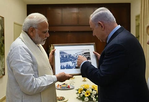 இந்திய வீரர்கள் இடம் பெற்ற புகைப்படத்தை பிரதமர் மோடிக்கு பரிசாக வழங்கினார் நேதன்யாகு