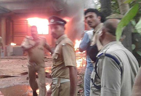 கேரளாவின் கன்னூரில் உள்ள ஆர்.எஸ்.எஸ். அலுவலகம் மீது மர்ம நபர்கள் தாக்குதல்