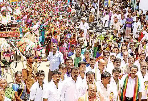 காமராஜர் பிறந்தநாள் விழாவில் பெண்கள் பால்குடம் எடுத்து ஊர்வலம்