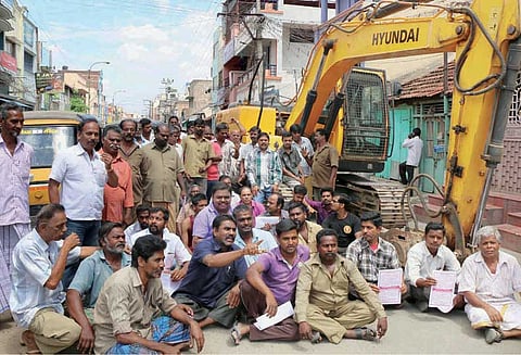சேலம் அம்மாபேட்டையில் பாதாள சாக்கடை திட்ட பணியை தடுத்து பொதுமக்கள் சாலைமறியல்