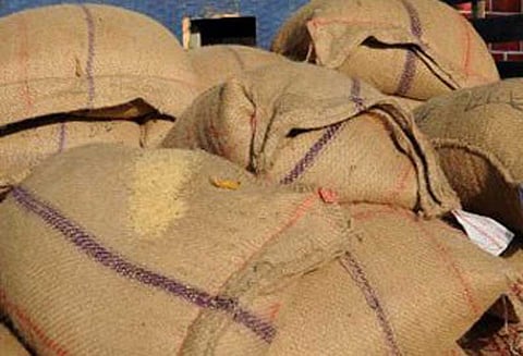 சி.பி.சி.எல். நிறுவனம் சார்பில் 4 ஆயிரம் மீனவ குடும்பத்தினருக்கு தலா 1 மூட்டை அரிசி