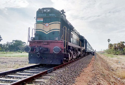 ஆழ்வார்திருநகரி அருகே திருச்செந்தூர்– நெல்லை பாசஞ்சர் ரெயில் என்ஜின் பழுது 1½ மணி நேரம் தாமதமாக சென்றதால் பயணிகள் அவதி