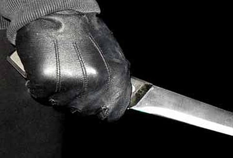 திருவள்ளூர் அருகே முன்விரோதத்தில் 2 பேருக்கு கத்திக்குத்து