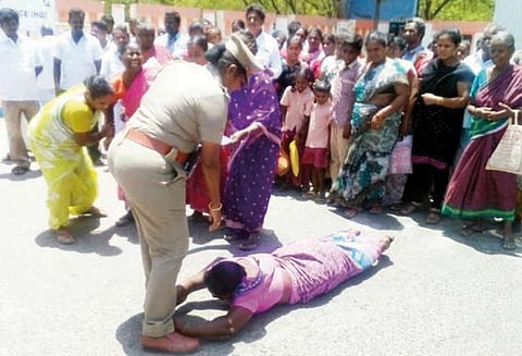 வீடுகளை அகற்ற போவதாக நோட்டீசு கலெக்டர் அலுவலகம் முன்பு ஒப்பாரி வைத்து போராட்டம்