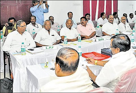 அமைச்சர் தலைமையில் பேச்சுவார்த்தை கூட்டம்: அரசு ஊழியர்களுக்கு இணையாக ஊதியம் வழங்க வேண்டும்