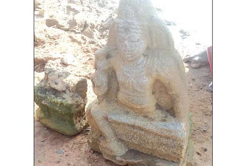 செந்துறை பெரிய ஏரியில் பழமையான கற்சிலைகள் கண்டெடுப்பு