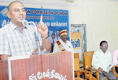 18 வயது பூர்த்தியான மாணவிகள் வாக்காளர் பட்டியலில் பெயரை பதிவு செய்து கொள்ள வேண்டும்